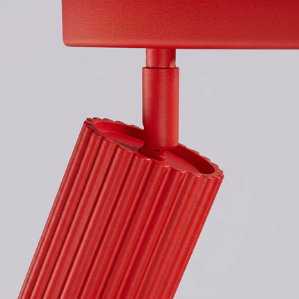 Plafonnier Oslo barre 3 spots orientables 45 cm rouge vif sur fond coloré, vue de trois quarts