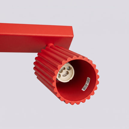Plafonnier Oslo barre 3 spots orientables 45 cm rouge vif, détail des cannelures