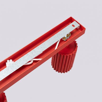 Plafonnier Oslo barre 3 spots orientables 45 cm rouge vif, détail de la fixation
