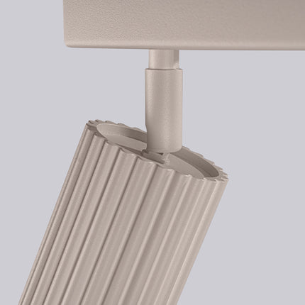 Plafonnier Oslo Barre 3 Spots Orientables 45 cm en Aluminium Taupe, vue sur fond coloré