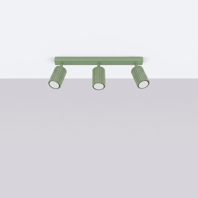 Plafonnier Oslo barre 3 spots orientables 45 cm vert sauge, vue en situation sur fond clair