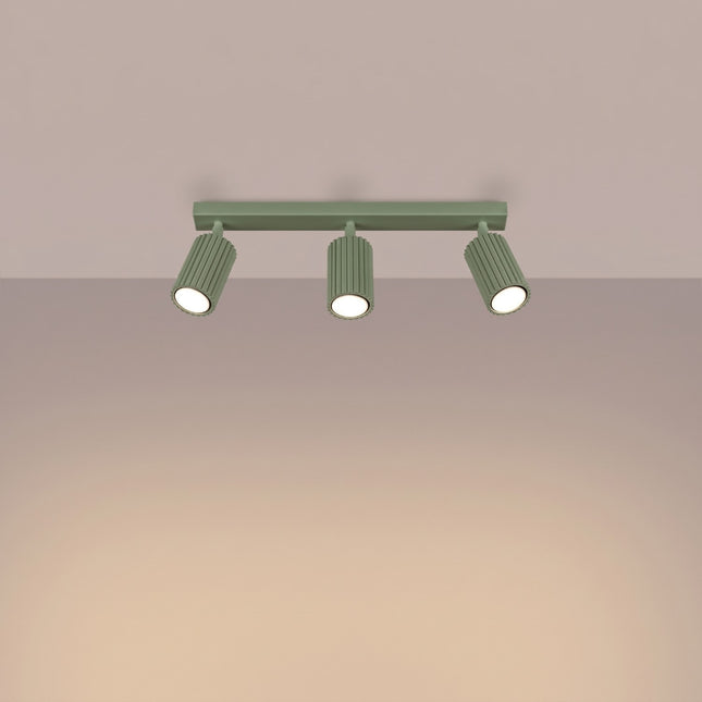 Plafonnier Oslo barre 3 spots orientables 45 cm vert sauge, lumière allumée