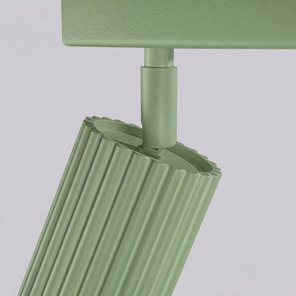 Plafonnier Oslo barre 3 spots orientables 45 cm vert sauge sur fond coloré, vue de trois quarts