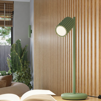 Plafonnier Oslo barre 3 spots orientables 45 cm vert sauge dans un intérieur contemporain