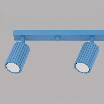 Plafonnier Oslo barre 4 spots orientables 81 cm bleu azur, vue sur fond coloré