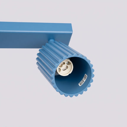 Plafonnier Oslo barre 4 spots orientables 81 cm bleu azur, packshot de trois quarts
