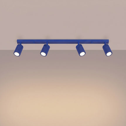 Plafonnier Oslo Barre 4 Spots Orientables 81 cm en Aluminium Bleu Outremer, lumière allumée