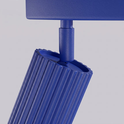 Plafonnier Oslo Barre 4 Spots Orientables 81 cm en Aluminium Bleu Outremer, vue sur fond coloré
