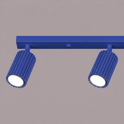 Plafonnier Oslo Barre 4 Spots Orientables 81 cm en Aluminium Bleu Outremer, packshot de trois quarts