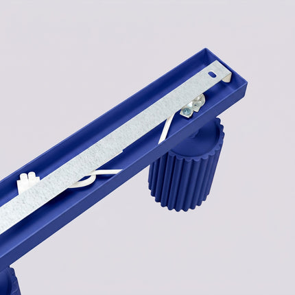Plafonnier Oslo Barre 4 Spots Orientables 81 cm en Aluminium Bleu Outremer, détail de la fixation