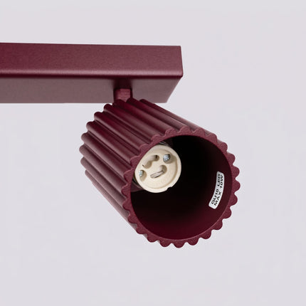 Plafonnier Oslo Barre 4 Spots Orientables 81 cm en Aluminium Bordeaux, packshot de trois quarts