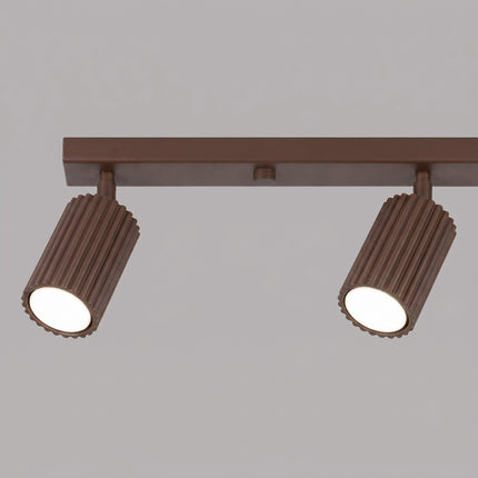 Plafonnier Oslo Barre 4 Spots Orientables 81 cm en Aluminium Brun Chocolat, vue sur fond coloré