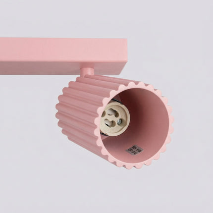 Plafonnier Oslo Barre 4 Spots Orientables 81 cm en Aluminium Rose Poudré, détail de la fixation