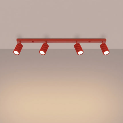 Plafonnier Oslo Barre 4 Spots Orientables 81 cm en Aluminium Rouge Vif, lumière allumée