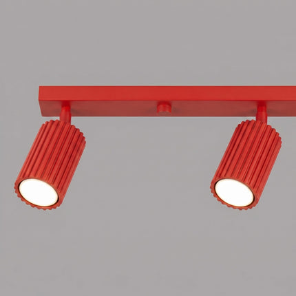 Plafonnier Oslo Barre 4 Spots Orientables 81 cm en Aluminium Rouge Vif, vue sur fond coloré