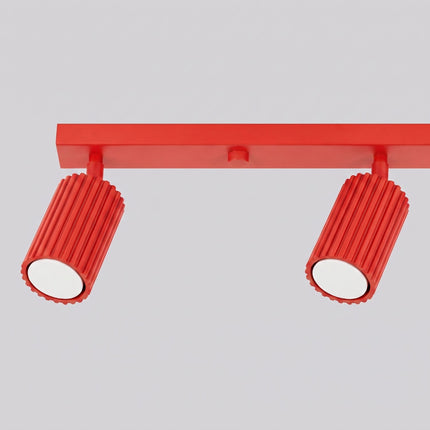 Plafonnier Oslo Barre 4 Spots Orientables 81 cm en Aluminium Rouge Vif, packshot de trois quarts