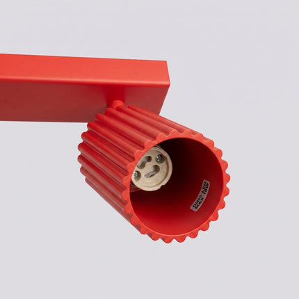 Plafonnier Oslo Barre 4 Spots Orientables 81 cm en Aluminium Rouge Vif, détail de la finition