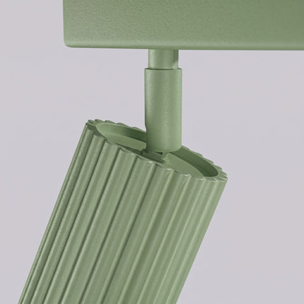 Plafonnier Oslo Barre 4 Spots Orientables 81 cm en Aluminium Vert Sauge, vue sur fond coloré