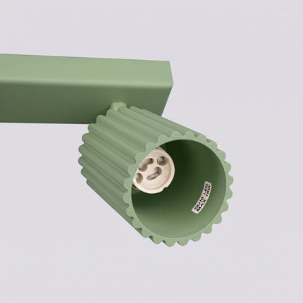 Plafonnier Oslo Barre 4 Spots Orientables 81 cm en Aluminium Vert Sauge, détail de la finition