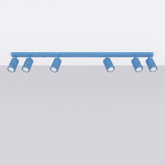 Plafonnier Oslo barre 6 spots orientables 117 cm bleu ciel, vue en situation sur fond clair