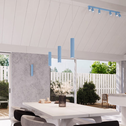 Plafonnier Oslo barre 6 spots orientables 117 cm bleu ciel au-dessus d'un plan de travail