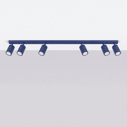 Plafonnier Oslo barre 6 spots orientables 117 cm bleu outremer, vue en situation sur fond clair