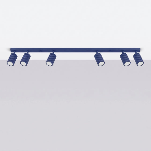 Plafonnier Oslo barre 6 spots orientables 117 cm bleu outremer, vue en situation sur fond clair