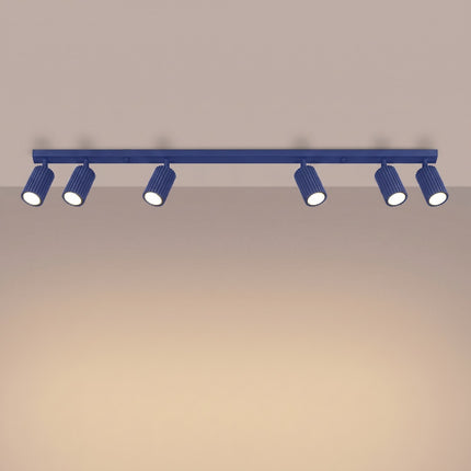 Plafonnier Oslo barre 6 spots orientables 117 cm bleu outremer, lumière allumée