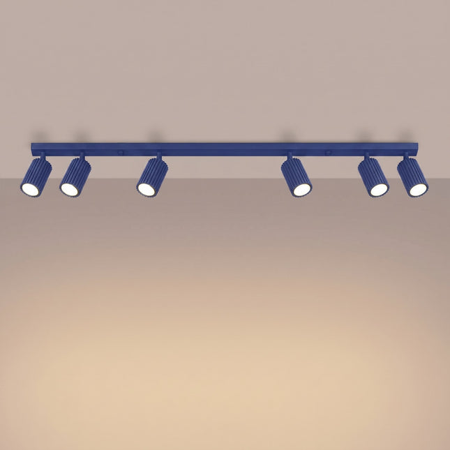 Plafonnier Oslo barre 6 spots orientables 117 cm bleu outremer, lumière allumée