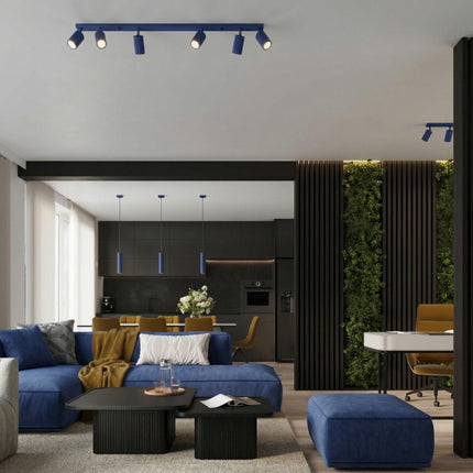 Plafonnier Oslo barre 6 spots orientables 117 cm bleu outremer dans une pièce à vivre