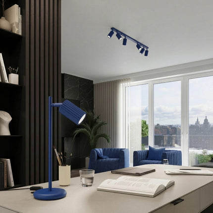 Plafonnier Oslo barre 6 spots orientables 117 cm bleu outremer au-dessus d'un plan de travail