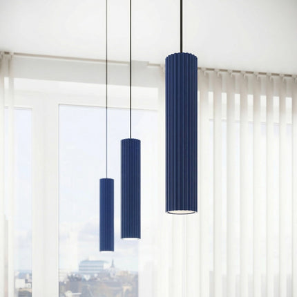 Plafonnier Oslo barre 6 spots orientables 117 cm bleu outremer dans un intérieur contemporain