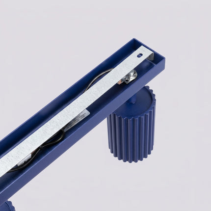 Plafonnier Oslo barre 6 spots orientables 117 cm bleu outremer, vue de détail