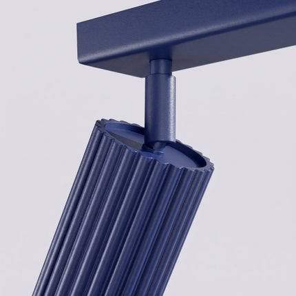 Plafonnier Oslo barre 6 spots orientables 117 cm bleu outremer, détail de la fixation