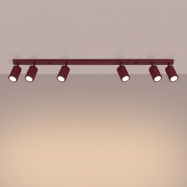 Plafonnier Oslo barre 6 spots orientables 117 cm bordeaux, lumière allumée