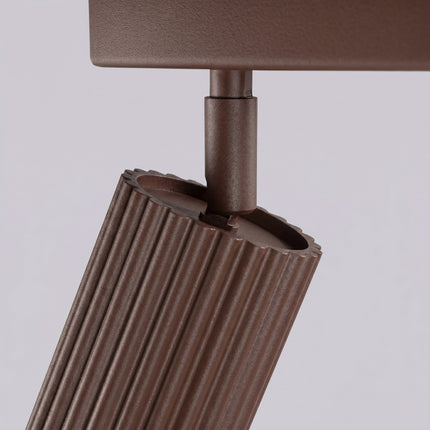 Plafonnier Oslo barre 6 spots orientables 117 cm brun chocolat sur fond coloré, vue de trois quarts