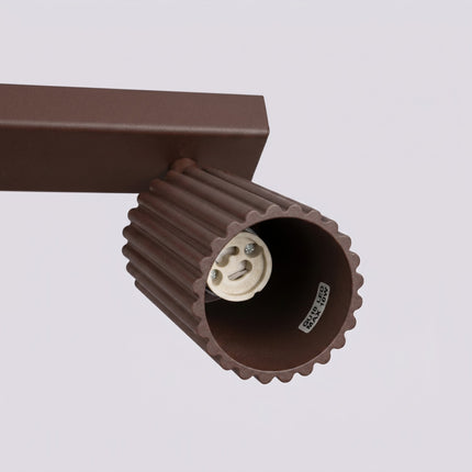 Plafonnier Oslo barre 6 spots orientables 117 cm brun chocolat, détail des cannelures