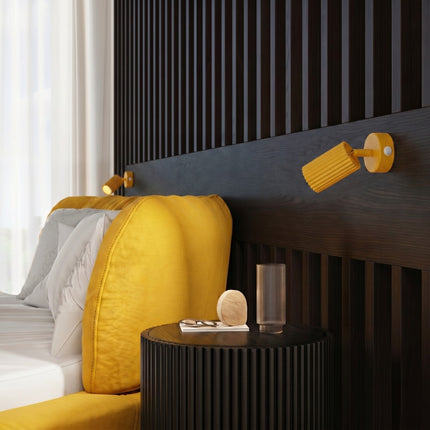 Plafonnier Oslo barre 6 spots orientables 117 cm jaune ambré au-dessus d'un plan de travail