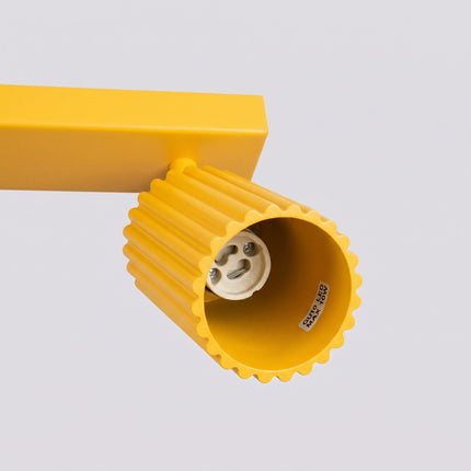 Plafonnier Oslo barre 6 spots orientables 117 cm jaune ambré, détail des cannelures