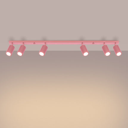 Plafonnier Oslo barre 6 spots orientables 117 cm rose poudré, lumière allumée