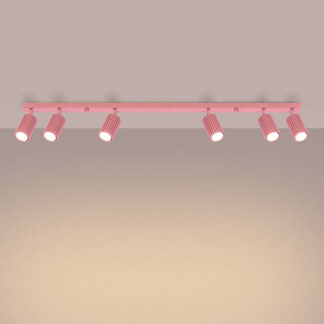 Plafonnier Oslo barre 6 spots orientables 117 cm rose poudré, lumière allumée