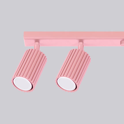 Plafonnier Oslo barre 6 spots orientables 117 cm rose poudré sur fond coloré, vue de trois quarts