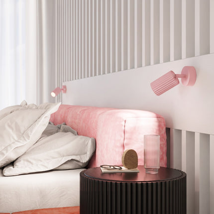 Plafonnier Oslo barre 6 spots orientables 117 cm rose poudré dans un intérieur contemporain