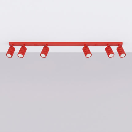 Plafonnier Oslo barre 6 spots orientables 117 cm rouge vif, vue en situation sur fond clair