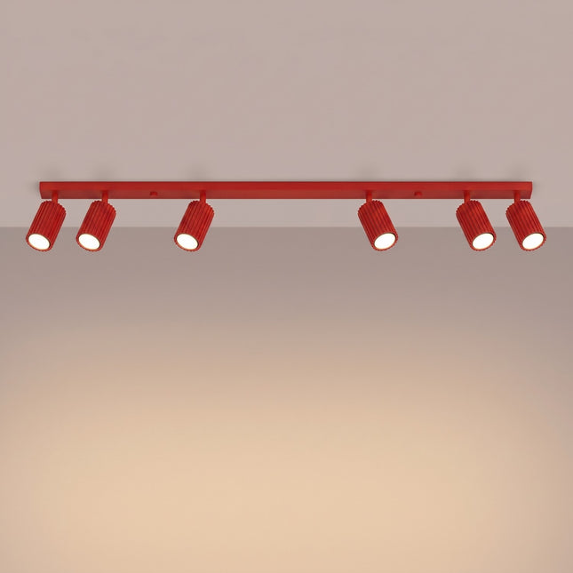 Plafonnier Oslo barre 6 spots orientables 117 cm rouge vif, lumière allumée