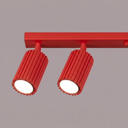 Plafonnier Oslo barre 6 spots orientables 117 cm rouge vif, packshot de trois quarts