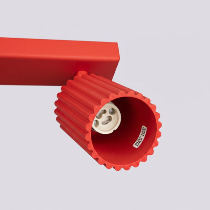 Plafonnier Oslo barre 6 spots orientables 117 cm rouge vif, détail des cannelures