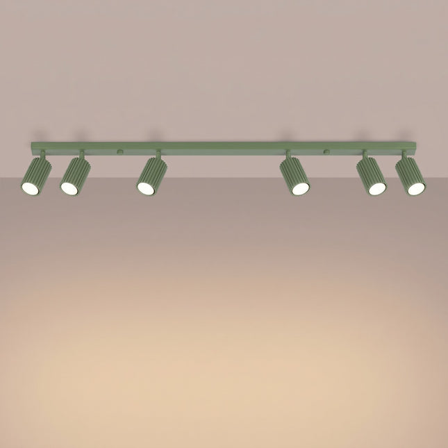 Plafonnier Oslo barre 6 spots orientables 117 cm vert sauge, lumière allumée