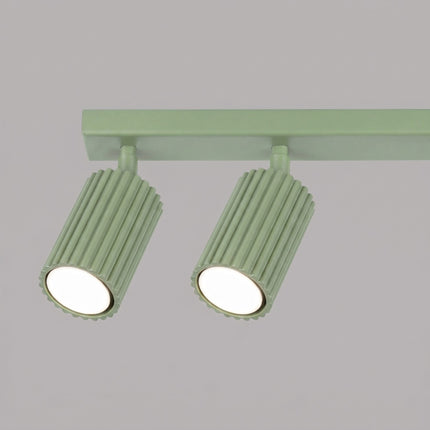Plafonnier Oslo barre 6 spots orientables 117 cm vert sauge sur fond coloré, vue de trois quarts