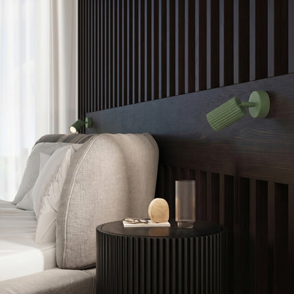 Plafonnier Oslo barre 6 spots orientables 117 cm vert sauge au-dessus d'un plan de travail